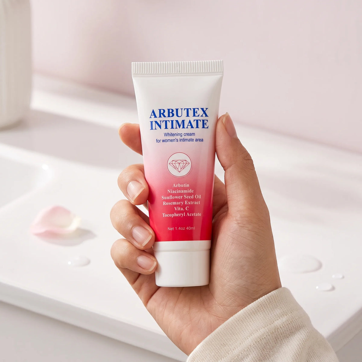 DeHanso Arbutex Intimate Cream 40ml – held in hand, lifestyle