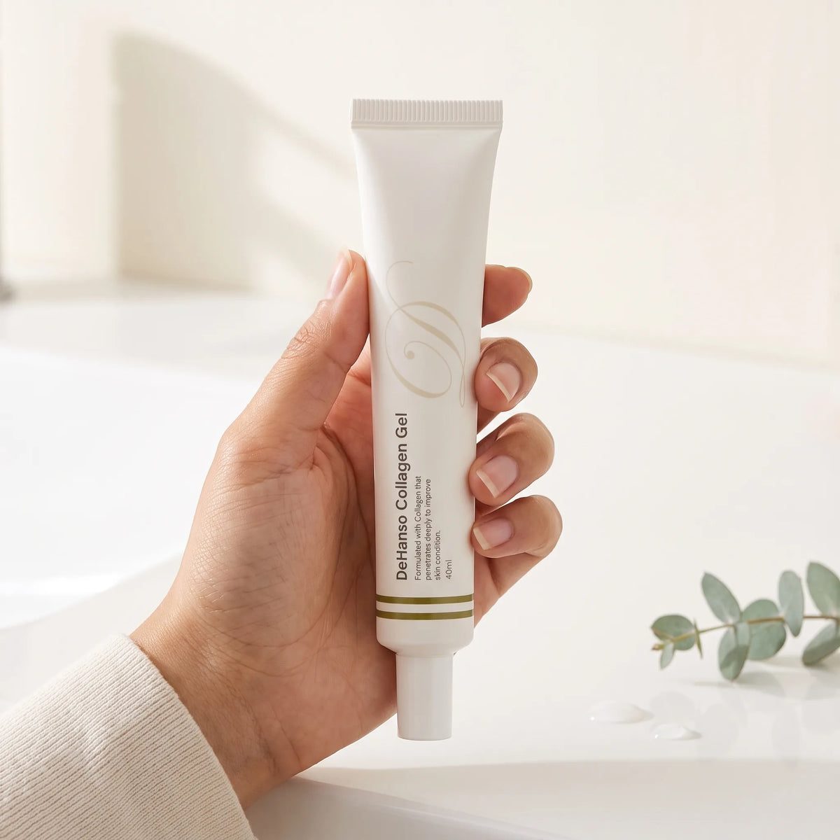 DeHanso Collagen Gel 40ml – held in hand, lifestyle