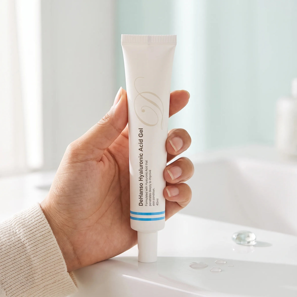 DeHanso Hyaluronic Acid Gel 40ml – held in hand, lifestyle