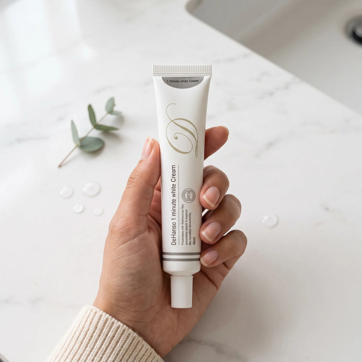DeHanso 1 Minute White Cream 40ml – held in hand, lifestyle