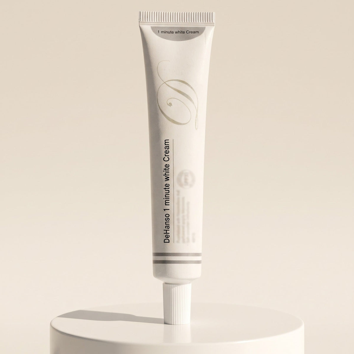 DeHanso 1 Minute White Cream 40ml tube on a white pedestal